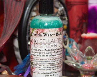 Pode incluir: Uma garrafa de cor azul-esverdeada de gel de banho para o corpo Florida Water Body Bella Donna Botanical. A garrafa é etiquetada com o nome do produto e os ingredientes, incluindo "Aqua, Sodium Laureth Sulfate, Cocamidopropyl Betaine, Phenoxyethanol, Mica, Rose Fragrance Oil, Sandalwood Fragrance Oil, Citrus Paradisi (Grapefruit) Oil, Citrus Bergamia (Bergamot) Oil, Citrus Odorata (Ylang Ylang) Flower Oil". A garrafa é de 8 fl oz.