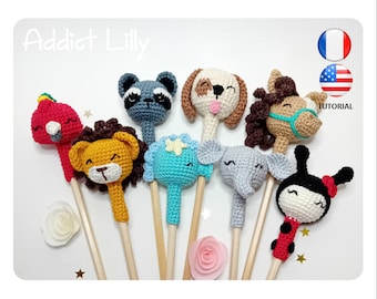 Puede incluir: Un conjunto de ocho marionetas de dedos de animales de crochet en palos de madera. Los animales incluyen un león, un mapache, un perro, un caballo, un flamenco, un elefante, una mariquita y un elefante azul. Las marionetas son todas de colores brillantes y tienen caras amigables.