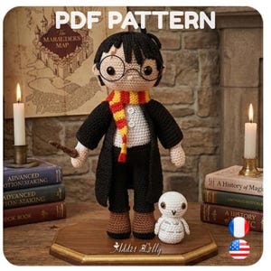 Op de afbeelding: Een gehaakte Harry Potter-pop met een ronde bril, sjaal en toverstaf. De pop draagt een zwarte jas en broek. Een kleine gehaakte uil staat naast de pop. De tekst "PDF PATTERN" staat bovenaan de afbeelding.