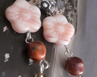 Boucles d’oreilles en vieil argent, avec perles de verre tchèques en crème et tons bruns.