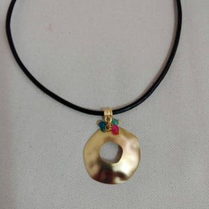 Colgante chapado en oro con bolitas de jade en tres colores: azul, verde y rosa.