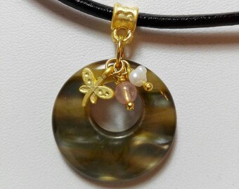 Pendentif imitation nacre, avec boule de perle et de quartz rose.