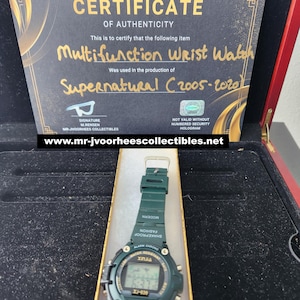 Op de afbeelding: Een groene digitale multifunctionele polshorloge met bijpassende band, gepresenteerd in een doos. De wijzerplaat toont de tijd. Het horloge is gemarkeerd met "XINA" en "XJ-638". Een certificaat van echtheid is ook aanwezig.