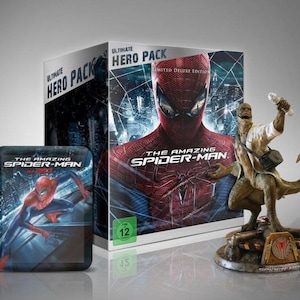 Può includere: The Amazing Spider-Man Ultimate Hero Pack, con custodia Blu-ray e statuetta in edizione limitata. La custodia Blu-ray mostra Spider-Man. La statuetta raffigura una creatura simile a una lucertola.