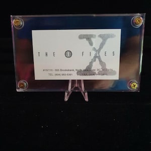 Tarjeta de presentación de utilería del programa de televisión Expediente X con holograma de autenticidad