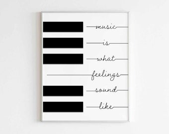 Op de afbeelding: Zwart-witte printbare wandkunst met de tekst "muziek is wat gevoelens klinken".