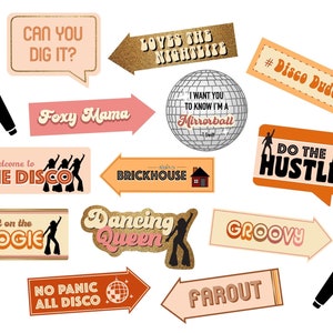 Op de afbeelding: Een set van 12 printbare fotobooth-rekwisieten met een discothema. De rekwisieten bevatten zinnen zoals "Can You Dig It?", "Foxy Mama", "Welcome to the Disco", "Blame it on the Boogie", "Dancing Queen", "No Panic All Disco", "Loves the Nightlife", "I Want You to Know I'm a Mirrorball", "#Disco Dude", "Do the Hustle", "Brickhouse", "Groovy" en "Farout".