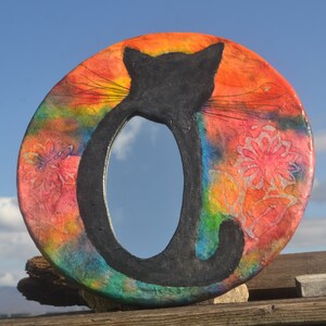 SPECCHIO CAT NERO con baffi di piume di pavone, specchi rotondi da parete, specchio di carta-mache, specchi colorati, mobili psichedelici, cat & flowers