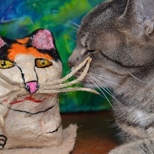 GUARDIANES del GATO DE LLAVES, Gato de papel maché, Colgante de pared de gato calico, Soporte de bolsas de cocina, Accesorios para el hogar del gato, Figura de gato de papel maché, Gatos