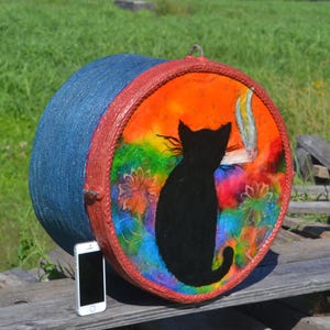 BLAUWE RONDE DOOS. Grote doos van papier-maché. Blauwe handgemaakte doos, kattenhokken, grote kattenmand, psychedelisch kattenmeubel, mannenhol, bohomeubels
