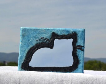BLACK KITTEN MIRROR, kleine wandspiegel, schattige zwarte kat, perfect cadeau voor kattenliefhebbers, zwarte kat decor, blauwe spiegel met zwarte kat, spiegel