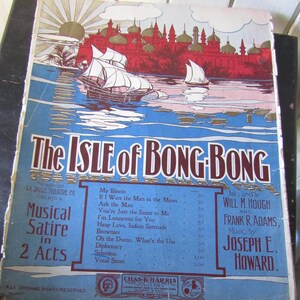 Könnte beinhalten: Notenblatt-Cover für "The Isle of Bong-Bong", eine musikalische Satire. Das Cover zeigt eine farbenfrohe Illustration einer Meereslandschaft mit Segelbooten und einer roten Stadt mit Kuppeln. Der Text enthält Songtitel und Credits.