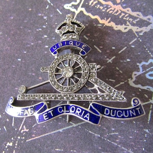 Military Pin, British Royal Artillery Brooch, Military Regalia, Ubique Quo Fas Et Gloria Ducunt Medallion, Military Medal
