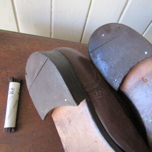 Puede incluir: Primer plano de un par de zapatos de cuero marr&oacute;n con dise&ntilde;o de brogue. Los zapatos tienen una suela de cuero marr&oacute;n oscuro y est&aacute;n en buen estado.