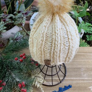 Chunky beanie, chunky knit beanie, festive beanie, gold, faux fur pom, holiday, fitted beanie, winter hat, toque, gorro de invierno, tam