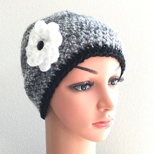 Crochet Chemo Beanie, Removable Flower, Soft Acrylic Hat bild 5