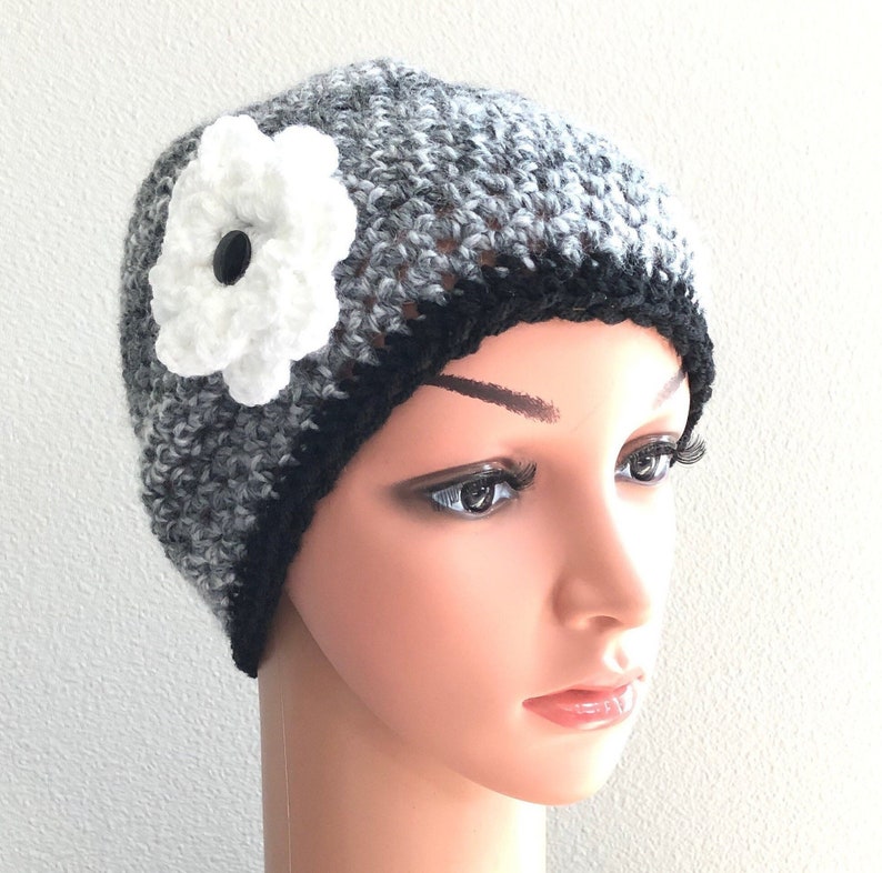 Crochet Chemo Beanie, Removable Flower, Soft Acrylic Hat bild 5
