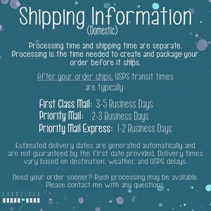 K&ouml;nnte beinhalten: Eine blaugr&uuml;ne Infografik mit wei&szlig;em Text, die nationale Versandrichtlinien erl&auml;utert. Sie listet USPS-Laufzeiten f&uuml;r First Class Mail, Priority Mail und Priority Mail Express auf, zusammen mit Hinweisen zu Bearbeitungszeiten und Lieferprognosen.