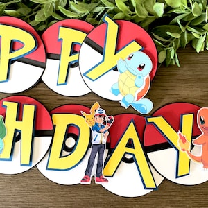 K&ouml;nnte beinhalten: Ein dekoratives Banner mit der Aufschrift HAPPY BIRTHDAY, bei dem jeder Buchstabe auf einem runden, rot-wei&szlig;-schwarzen Pok&eacute;ball-Ausschnitt montiert ist. Das Banner zeigt bunte Charakterillustrationen von Mewtwo, Squirtle, Bulbasaur, Charmander und Ash Ketchum.