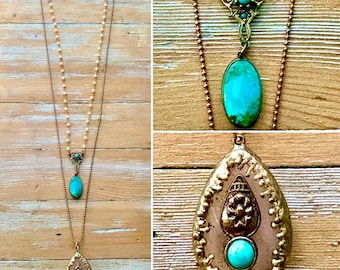 Collar de doble hebra con colgantes de turquesa y cuarzo rosa.