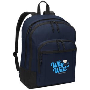 Può includere: Zaino blu navy con finiture nere e scomparti multipli con cerniera. La tasca frontale presenta il testo "Why Wait Adventure Travel" in azzurro, con un cuore e un'immagine di aereo. Include una maniglia superiore e spallacci regolabili.