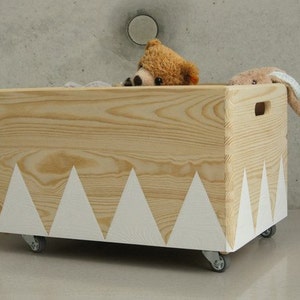 Wooden toy box rolling triangel Scandinavian design for Kid-Rooms white