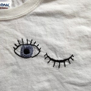 Chemise emblème yeux fermés