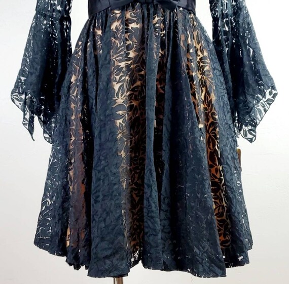 1960s Elizabeth Arden Black Bell Sleeve Lace/Devo… - image 9