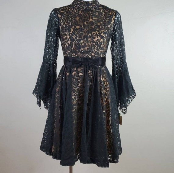 1960s Elizabeth Arden Black Bell Sleeve Lace/Devo… - image 7