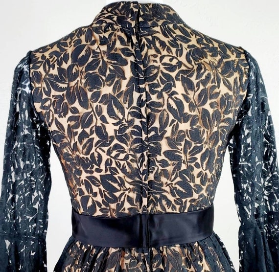 1960s Elizabeth Arden Black Bell Sleeve Lace/Devo… - image 6