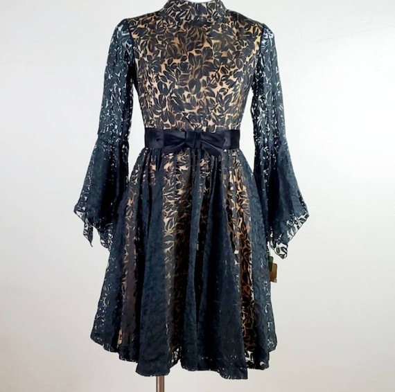 1960s Elizabeth Arden Black Bell Sleeve Lace/Devo… - image 1