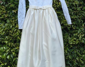 Robe de mariée vintage en satin ivoire : superposition de dentelle des années 1960, nœud à la taille