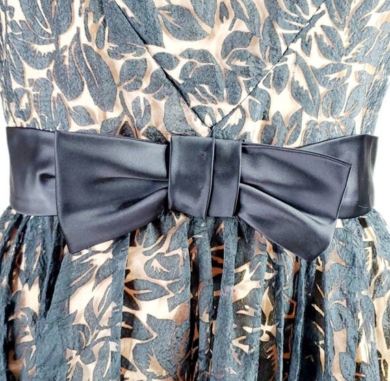 1960s Elizabeth Arden Black Bell Sleeve Lace/Devo… - image 8