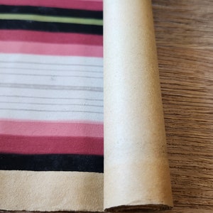Carta da parati antica vittoriana francese a righe Bolt. Rosa, nero, verde, bianco e grigio.