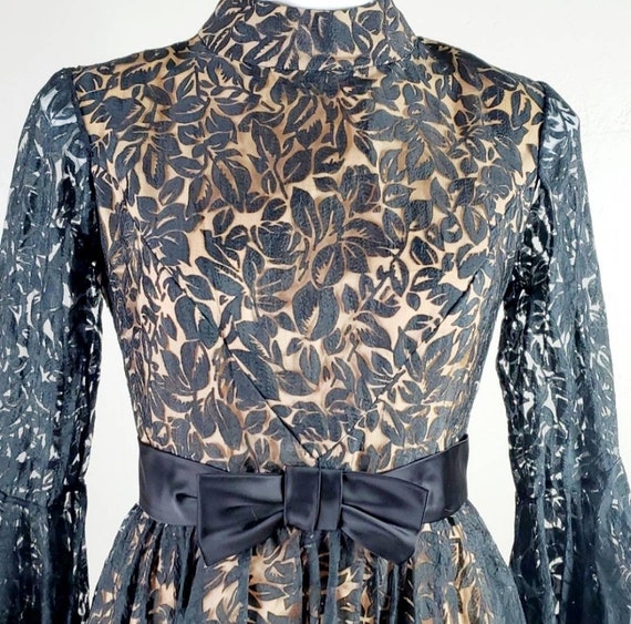 1960s Elizabeth Arden Black Bell Sleeve Lace/Devo… - image 4
