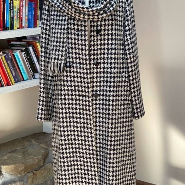 Vintage Aquascutum Black And White Houndstooth Wool Coat With Matching Scarf. Made in Canada. 1990s true vintage. Size Medium-Large.