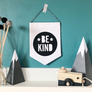 Be Kind Handgemachte Stofffahne, Monochrome hängende Wandfahne, Wimpelfahne, Wand wimpel, Wandbehang Flagge, Stoffschild, Home Decor
