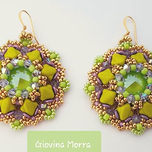 Könnte beinhalten: Ein Paar runde Ohrringe aus grünen, goldenen und violetten Perlen mit einem Kristall in der Mitte. Die Ohrringe haben ein florales Design.