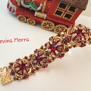 Può includere: Un braccialetto di perline dorate e rosse con chiusura a moschettone. Il braccialetto presenta un motivo ripetitivo di perline rosse e dorate, con una perlina rossa più grande al centro di ogni motivo. Il braccialetto è realizzato con un design intricato e di alta qualità.