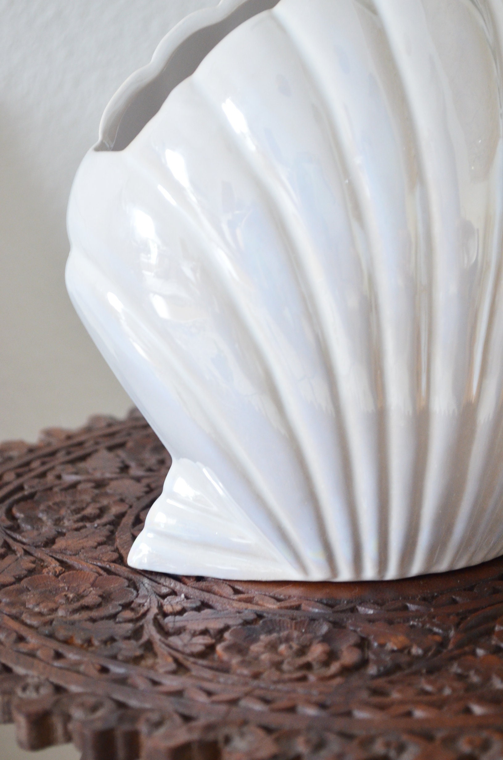 Vintage shell vase white changing shell white