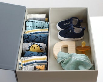 Boîte de débordement de souvenirs de bébé | Boîte avec séparateurs réglables et amovibles | Convient aux tenues de bébé, aux chaussures, aux cartes d'illustration, aux jouets | Cadeau de fête de naissance