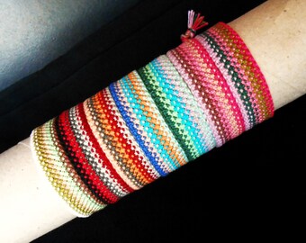 Bracelets brésiliens. Liens porte-bonheur avec des talismans magiques