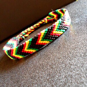 Bracelet chevron, brésilien, vert jaune rouge et noir à nouer