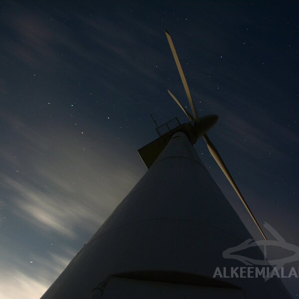 Turbine de vent et les étoiles dans le ciel de nuit - Photographie d’art, art imprimable Téléchargement instantané, art mural, décoration, décor de bureau