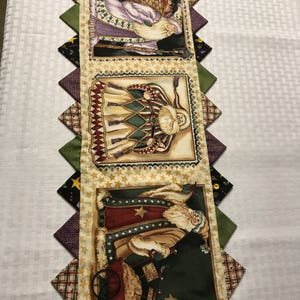 Vintage Look - Small Trio Santa Runner Topper - PV130