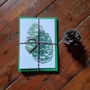 Pakket van 5 handbedrukte Linocut Double Pine Cone kerstkaarten