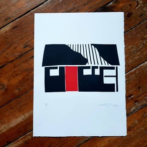 Könnte beinhalten: Schwarz-weiß-Druck eines Hauses mit einer roten Tür. Das Dach ist gestreift und das Haus hat zwei Fenster.