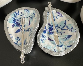 Blue flower oyster salt and pepper set Oyster chinoiserie pinch plates Oyster salt dish Oyster pepper dish Unique Mother's day gift.