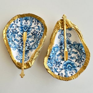 Oyster chinoiserie salt and pepper set with golden spoons Oyster salt plate Oyster pepper storage Oyster kitchen decor Mother’s Day gift