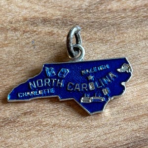 Charm carte vintage de Caroline du Nord en argent sterling et émail